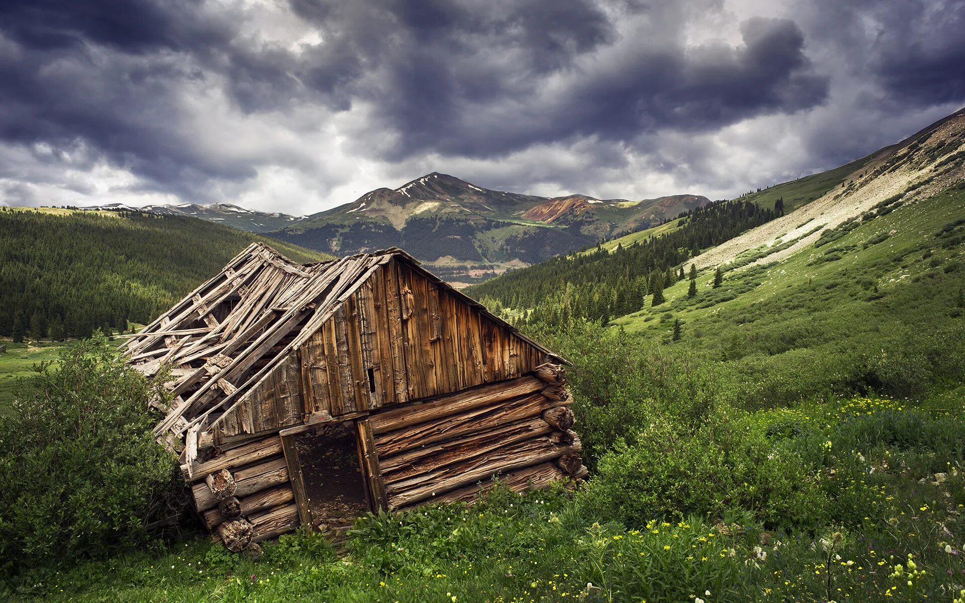 Ранчо америки поле. Старый деревянный сарай. На горе стоит сарай. Ранчо в сша. На горе стоит сарай.