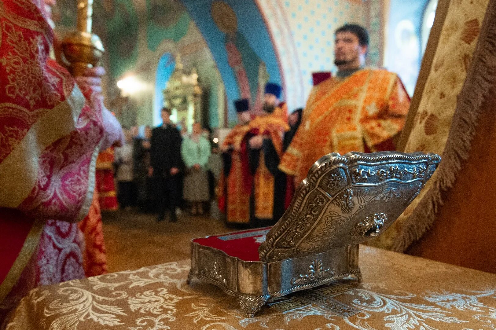 ковчег с мощами преподобного сергия радонежского. алтарь с мощами святителя николая. троицко сергиевская лавра мощи сергия радонежского. спб казанский собор, десница андрея первозванного. мощи в астрахани декабрь 2023.