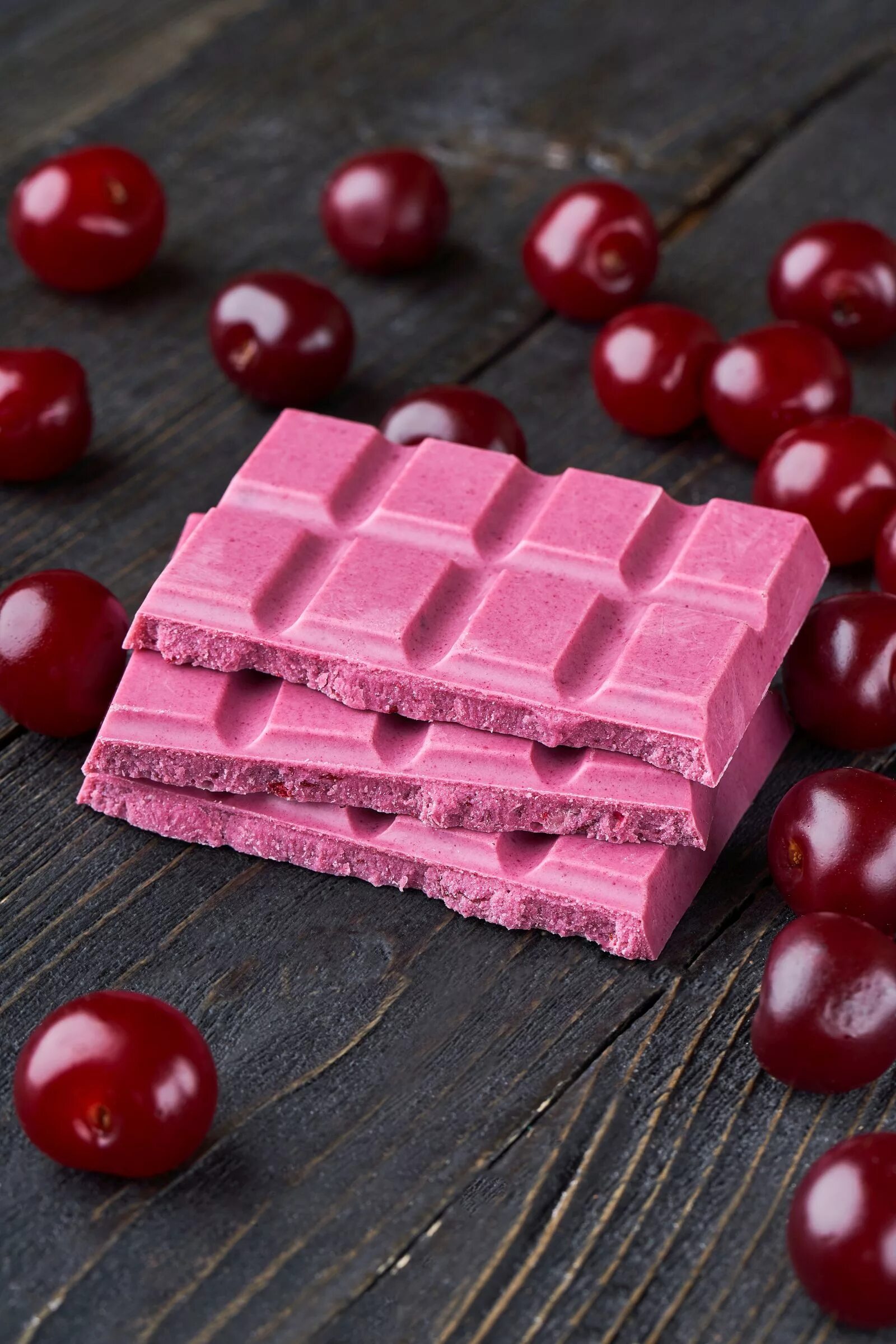 плиточный шоколад. вишня в шоколаде. шоколад сливочный победа с кусочками вишни. шоколадка с вишней. шоколад с вишней плитка.