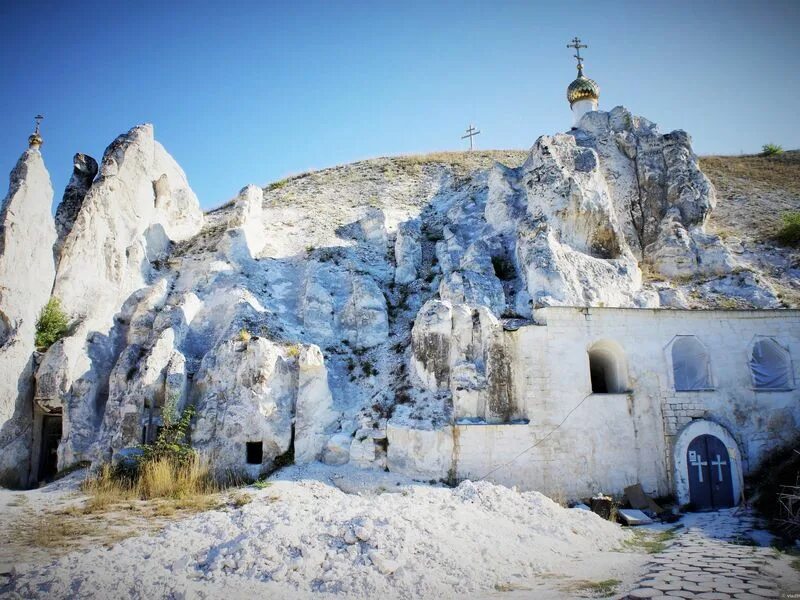 В воронеже. Церковь костомарово воронежской. Меловые храмы в воронежской. Храм в меловой горе воронежская. Пещерный храм в костомарово.