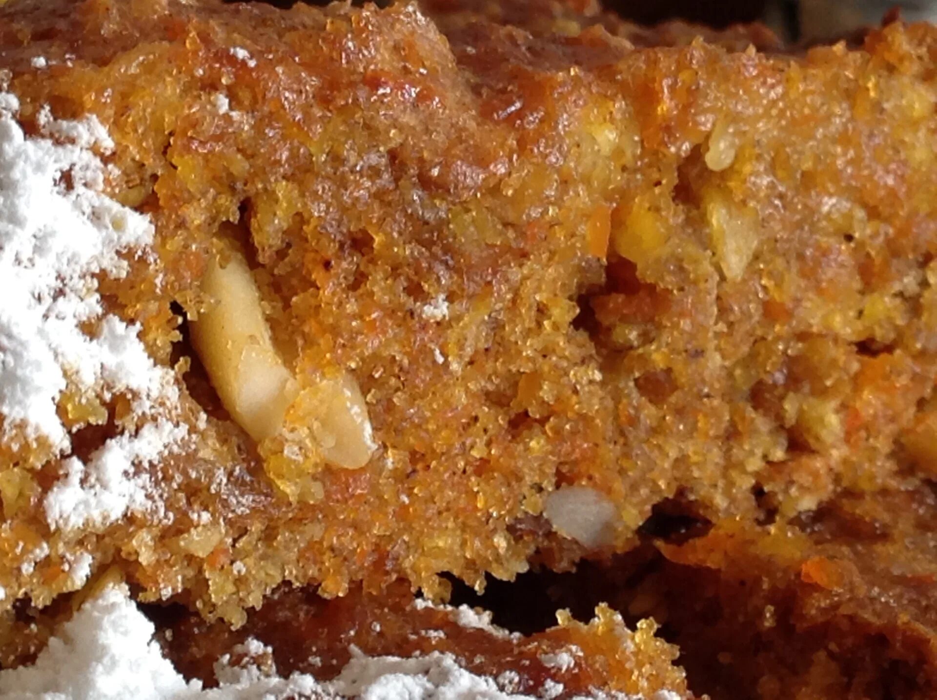 Постный морковный пирог. Постный морковный пирог с грецкими орехами и изюмом. постный морковный кекс. постный морковный пирог с орехами.