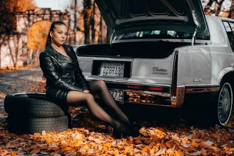 Девушка в чулках в машине