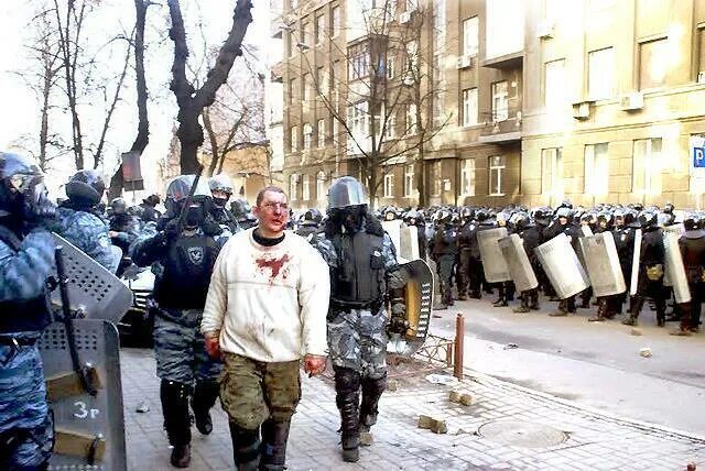 Сколько погибло беркута на майдане. Майдауны избивают Беркут 2014. Беркут спецназ Украины Майдан.