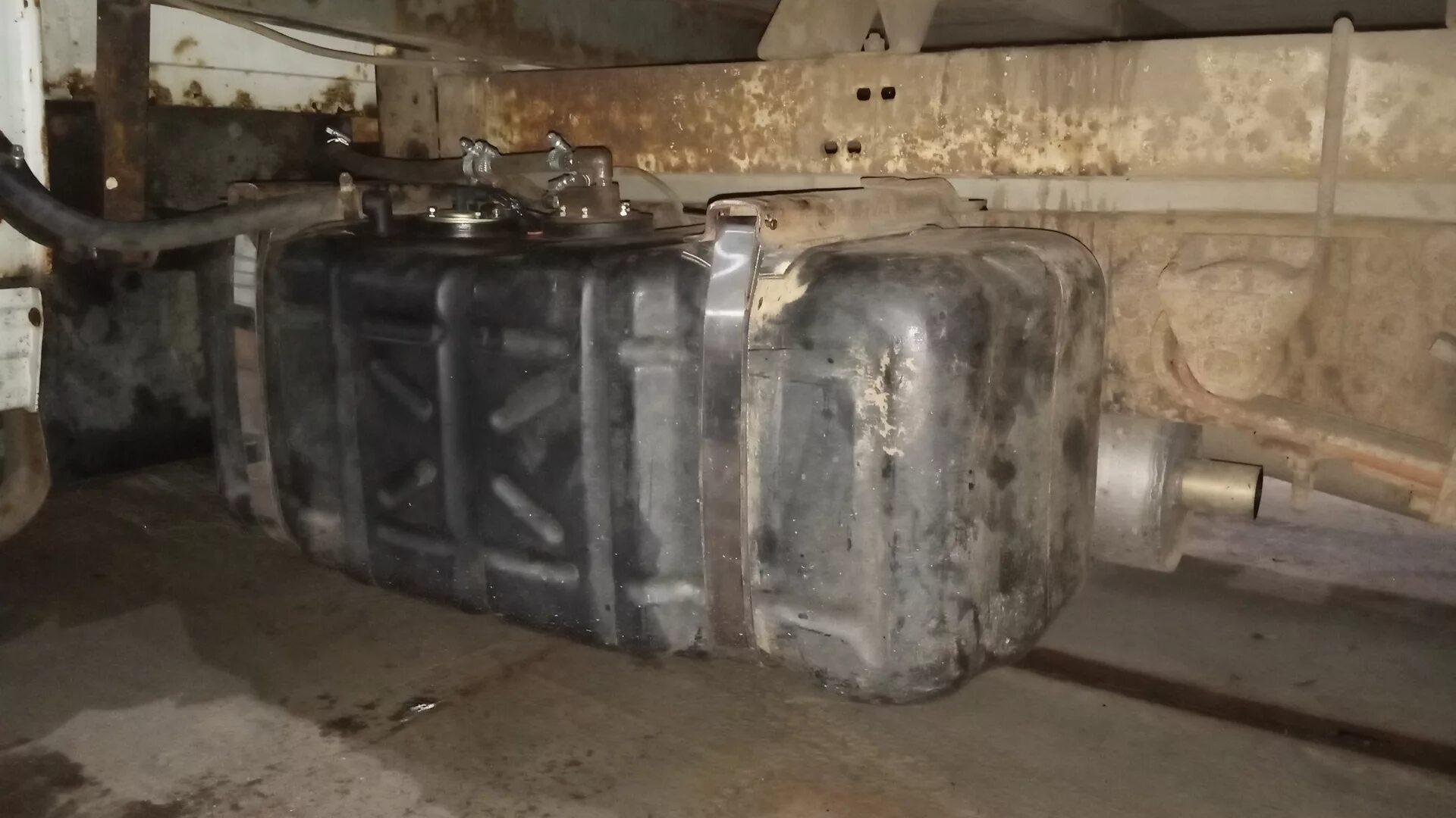 Бак старого образца газель. Пластиковый бак на газель 3302. крепление бака газель 3302 пластиковый бак. бак на газель 3302 пластик. бак топливный газель пластмассовый 80 литров.