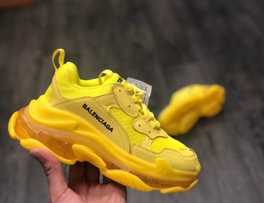 Balenciaga tape. Кроссовки Balenciaga Triple s. Кроссовки Баленсиага женские Triple s. Баленсиага трипл 3. Кроссовки Баленсиага 2019.