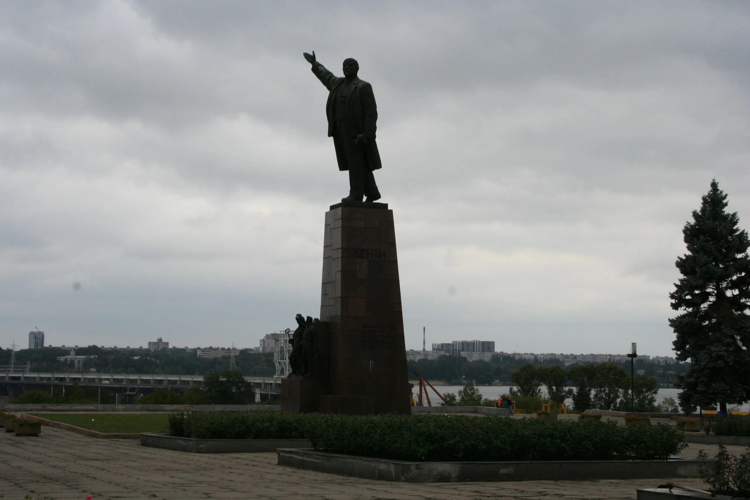 Памятник ленину в запорожье. Запорожье ленина. Памятник ленину в запорожье на днепрогэсе. Ленин в запорожье. Днепрогэс памятник ленину.
