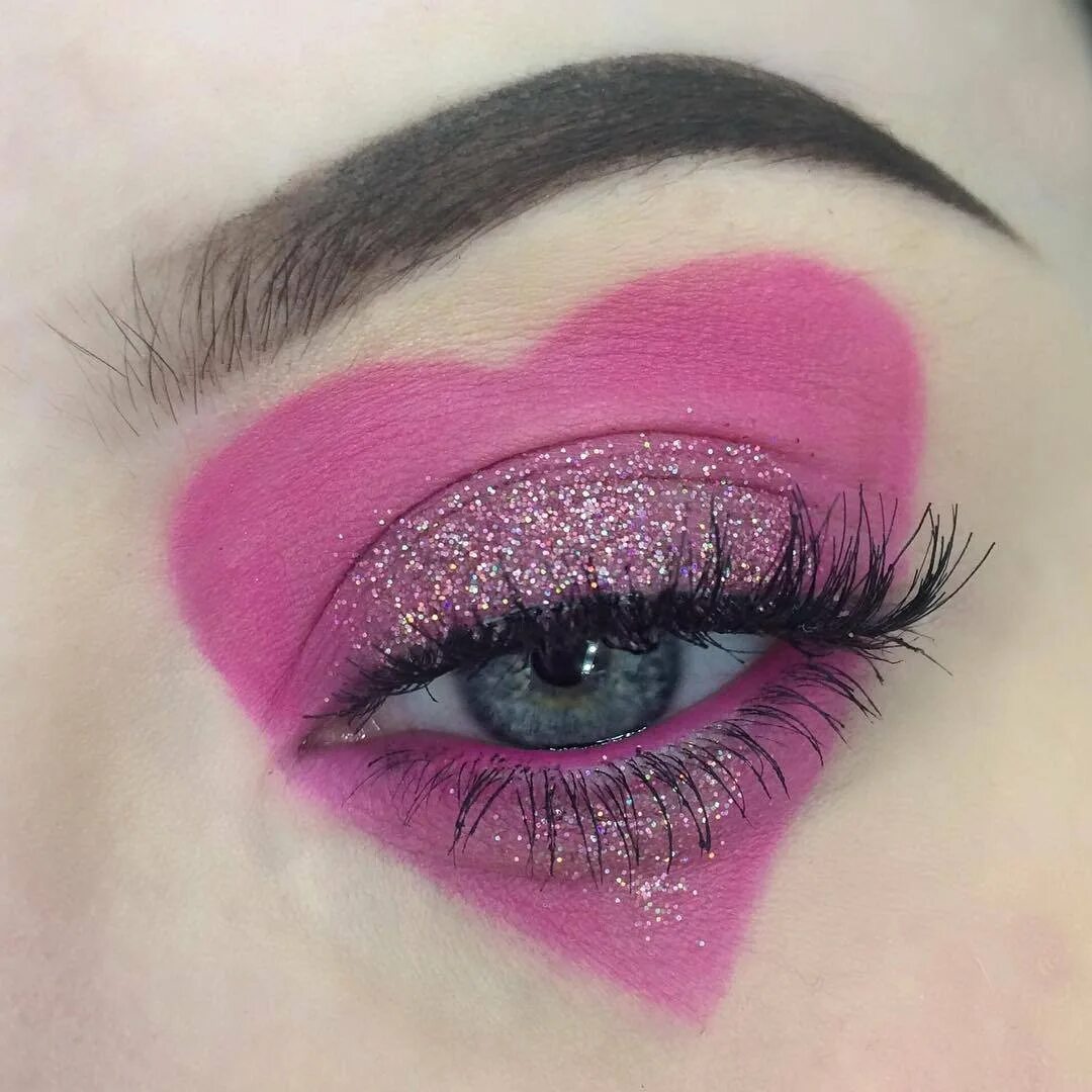 Ярк е. Яркий розовый макияж. Макияж с розовыми тенями. Макияж глаз розовыми тенями. Необычный розовый макияж.