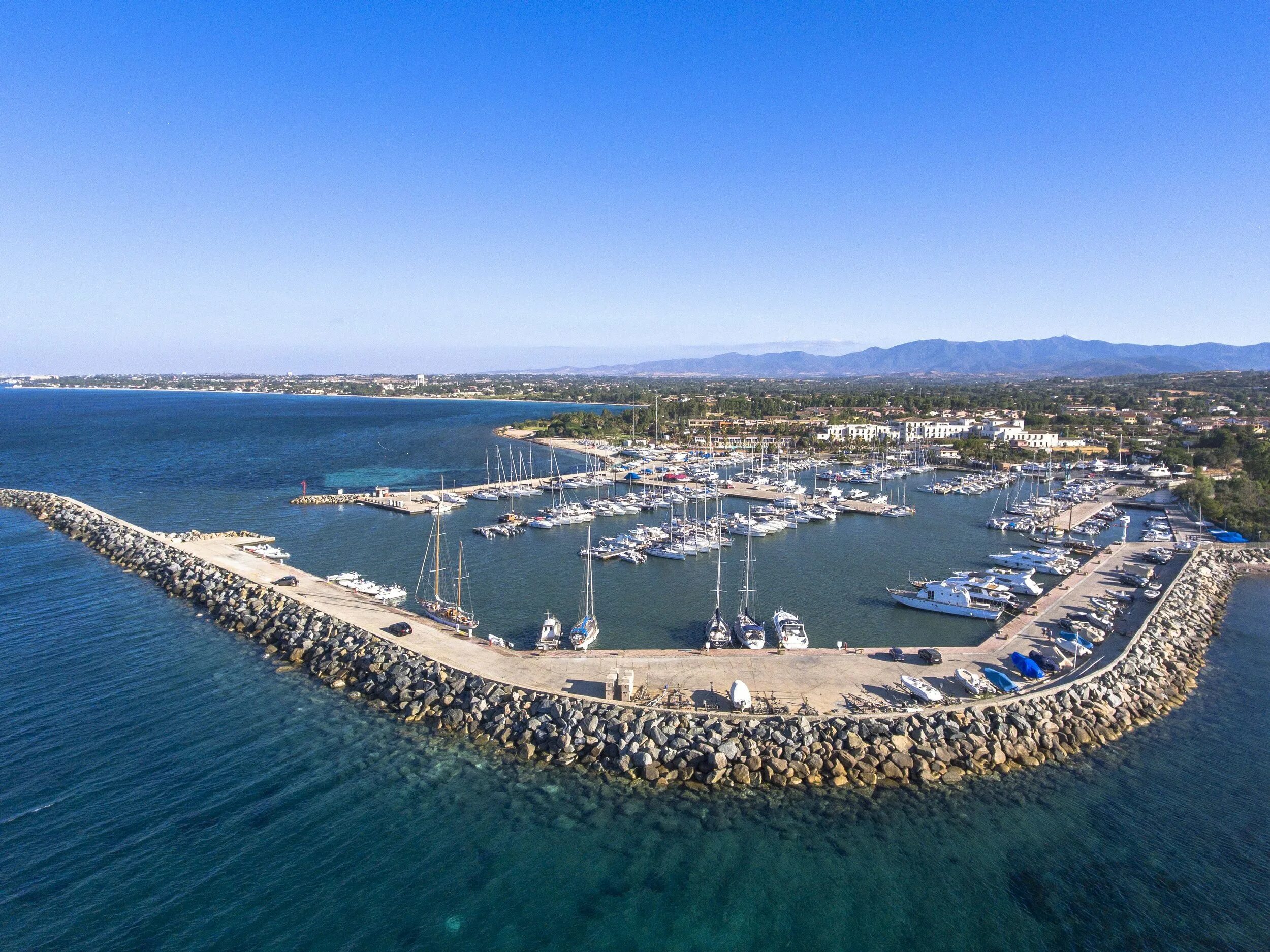 Marina di. Marina di. Яхт клуб архитектура. Лоано фото. Удженто италия.