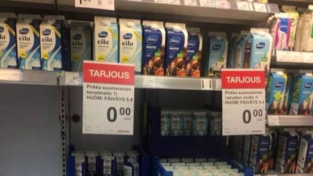 Продукты с истекшим сроком годности. Ценники в Финляндии. Ценники в финских магазинах. Товары с истекающим сроком годности. Ценник на молоко.