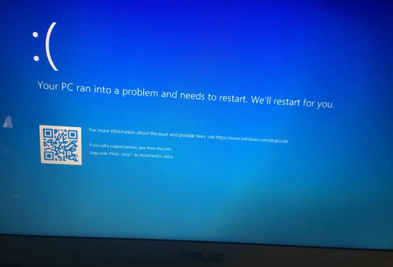 Ошибка синий экран что делать. Бсод виндовс 10. Экран смерти Windows 7. Экран смерти Windows 7 на ноуте. Синий экран виндовс 10.