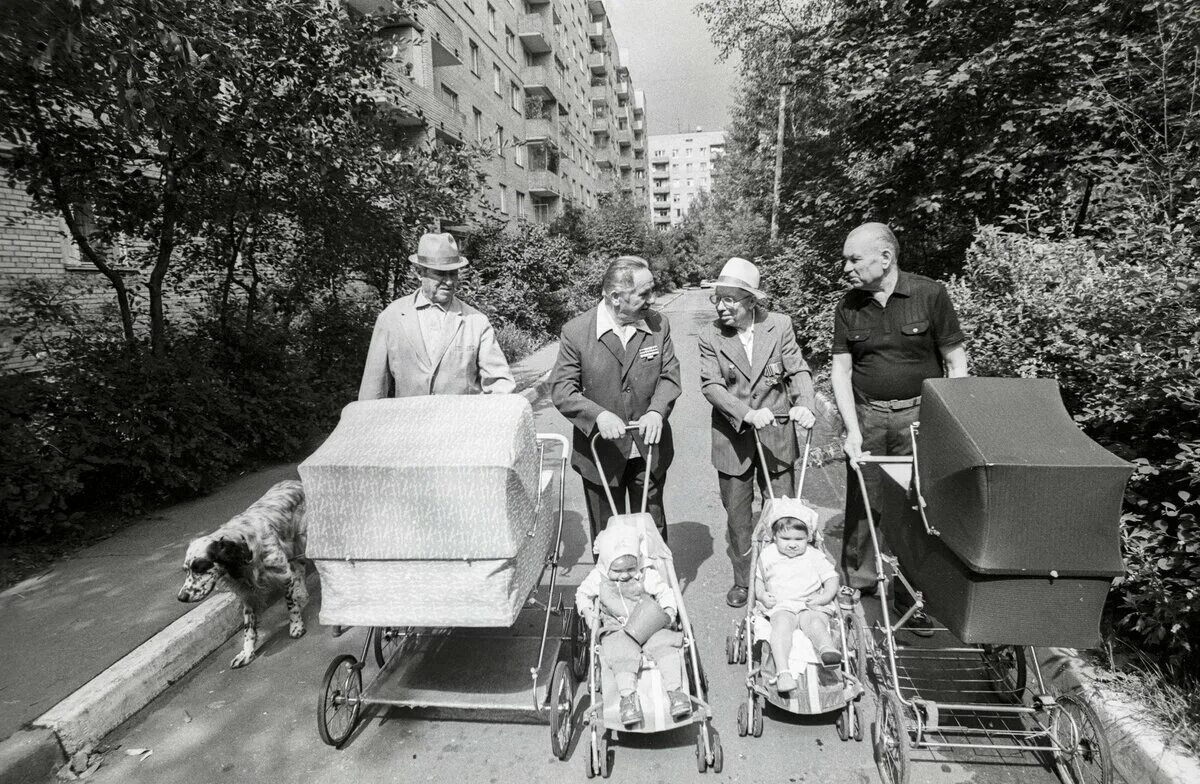 Советские коляски. Прогулочная коляска СССР. Коляски 70 годов. Советские коляски для детей. Семья в советское время