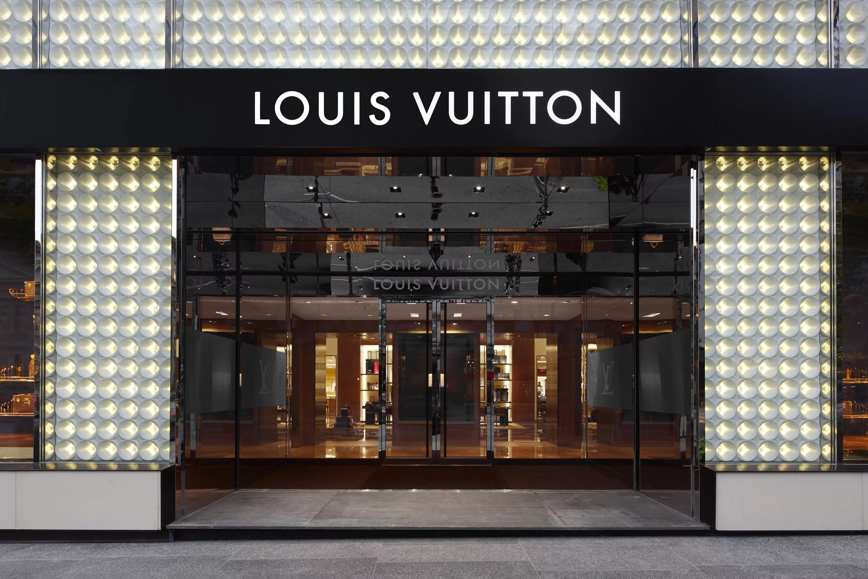 We best store. Витрина магазина Луи Виттон. Louis Vuitton shop Front. Входная группа Луи Виттон. Луи Виттон в Милане фасад.