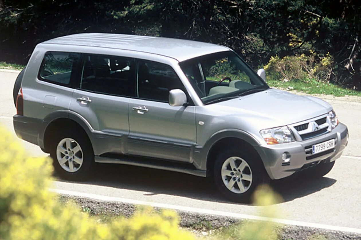 Бензиновые mitsubishi pajero. Mitsubishi Pajero 2000. Митсубиси Монтеро 2000. Мицубиси Паджеро 3. Мицубиси Паджеро 2000-2006.