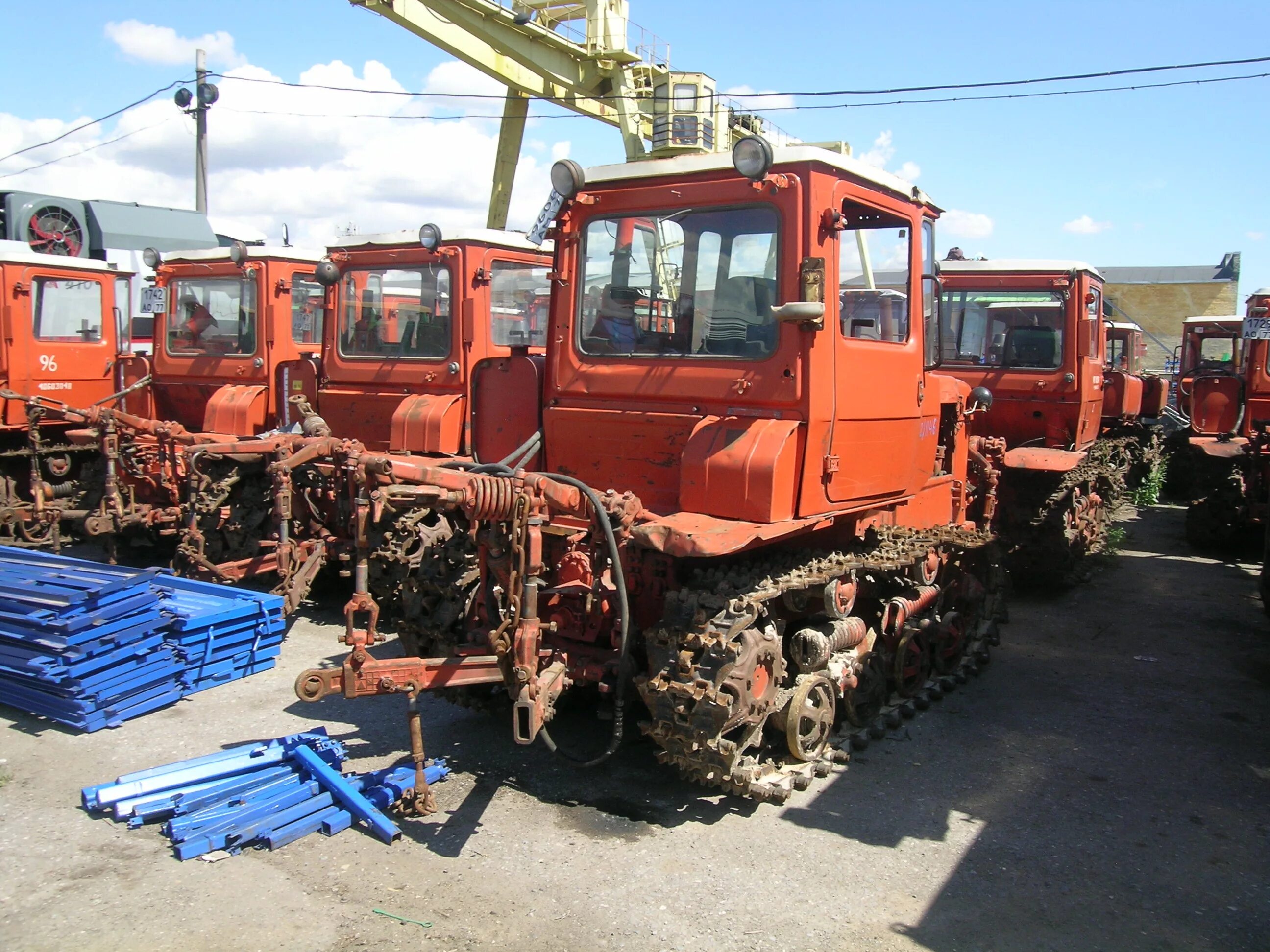 Сельхозтехника б у оренбургская область. Т-150 трактор гусеничный и ДТ 75. ДТ-75 трактор. Трактор ДТ-75 ДС-4. Гусеничный трактор дт75 бульдозер.