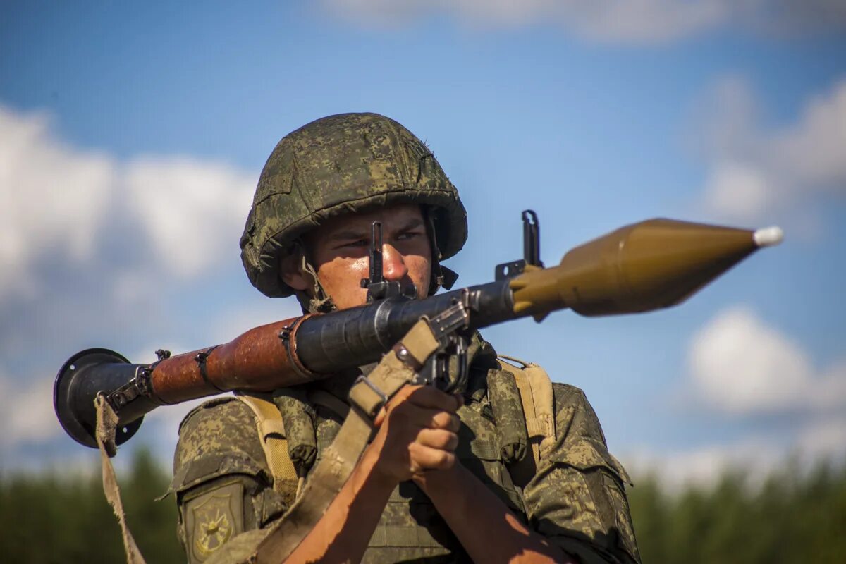 Боевой гранатомет. Стрельба с гранатомета РПГ-7в. Гранатометчик с РПГ 7. РПГ 7 армия РФ. РПГ 7 стрельба.