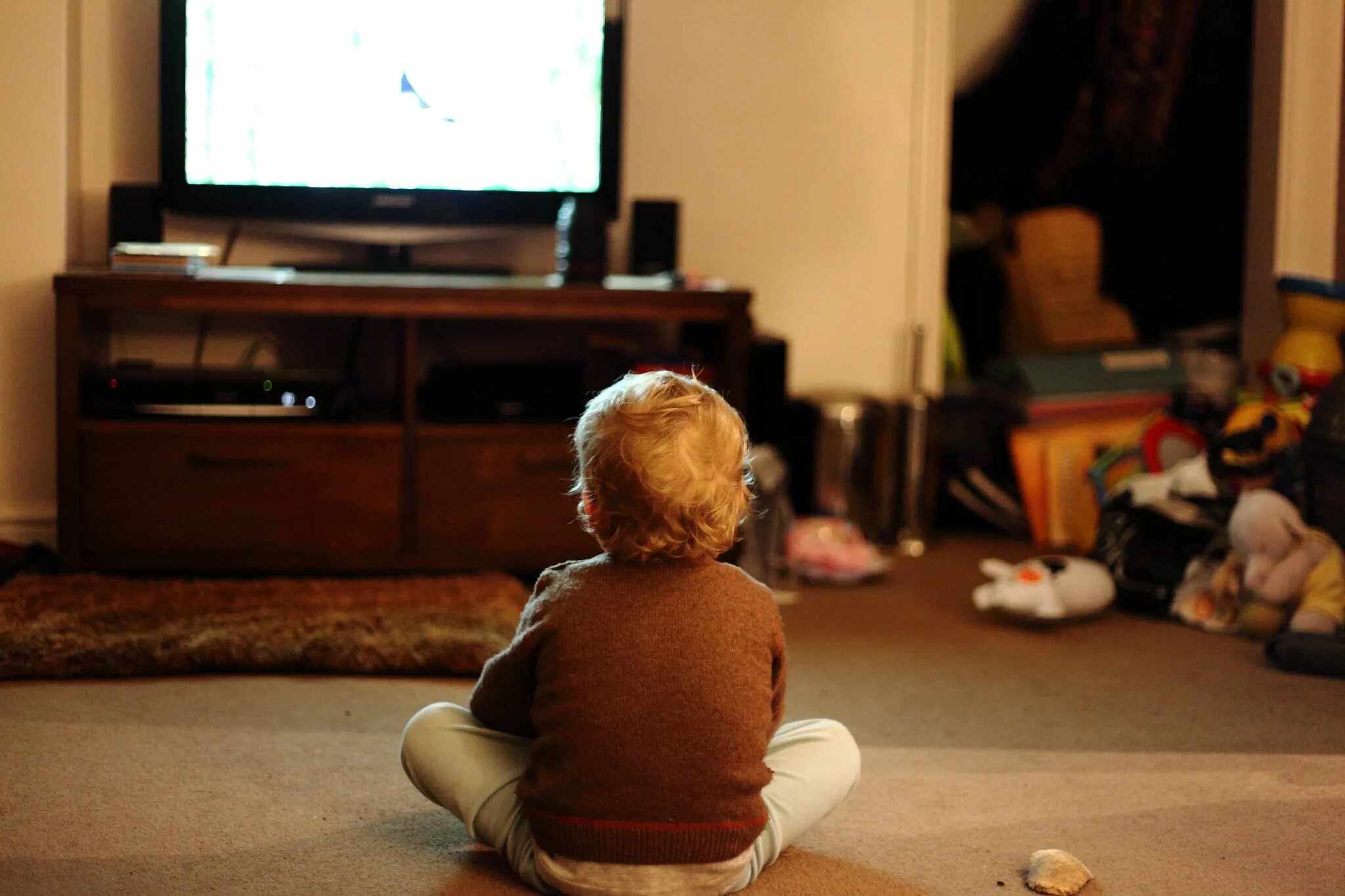 She don t watch tv. Телевизор для детей. Ребенок сидит перед телевизором. Детство перед телевизором. Малыш и телевизор.