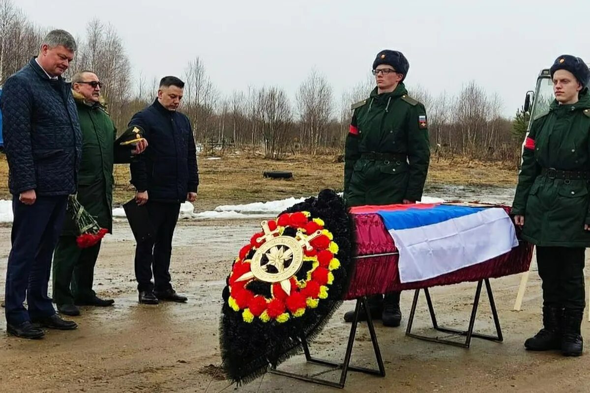 Вагнер родственники погибших. Похороны с воинскими почестями. Похороны с почестями для военных. Погребение военнослужащих с воинскими почестями.