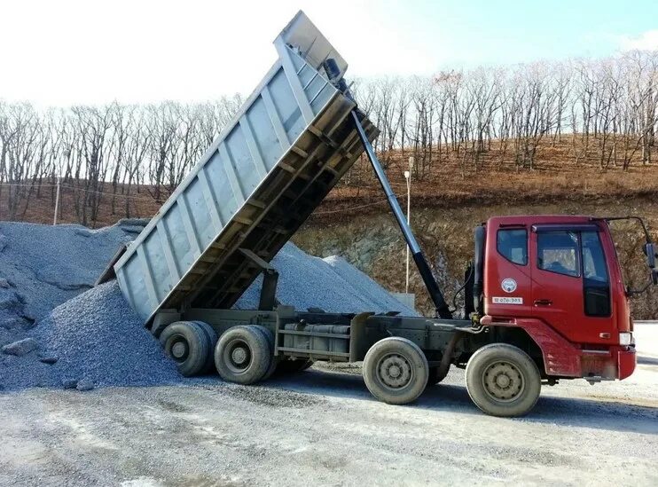 Камаз 65115 выгружает песок. Перевозка сыпучих грузов самосвалами. Тонар скания разгрузка щебня. Камаз 6520 самосвал на карьере. Перевозка сыпучих грузов самосвалами правила перевозки.