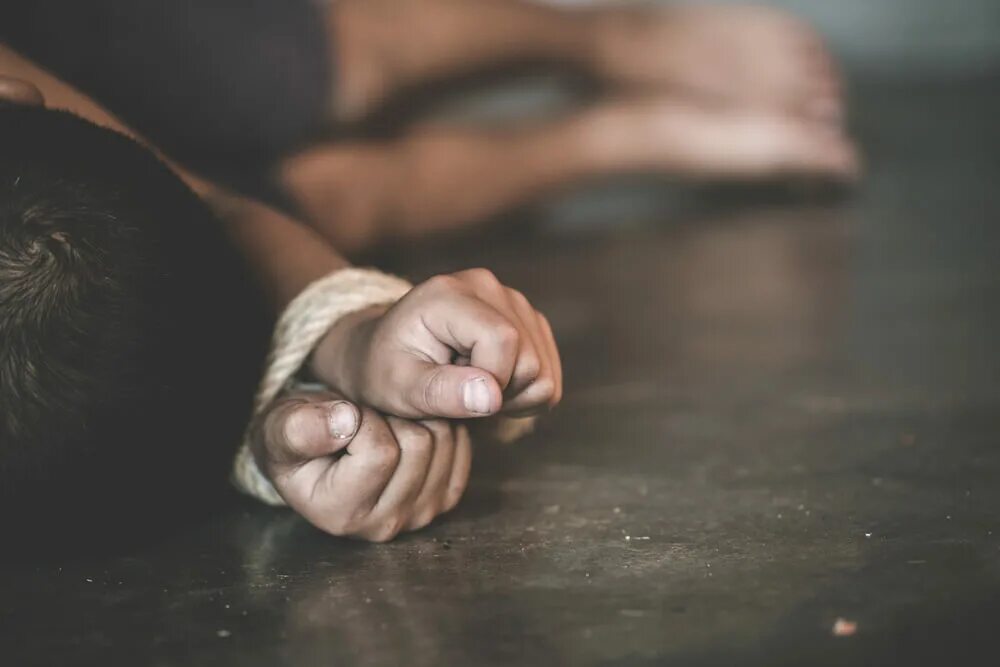 Связанная подросток. Связанные ноги. Дети со связанными руками. Человек в кандалах. Девушка в веревках.