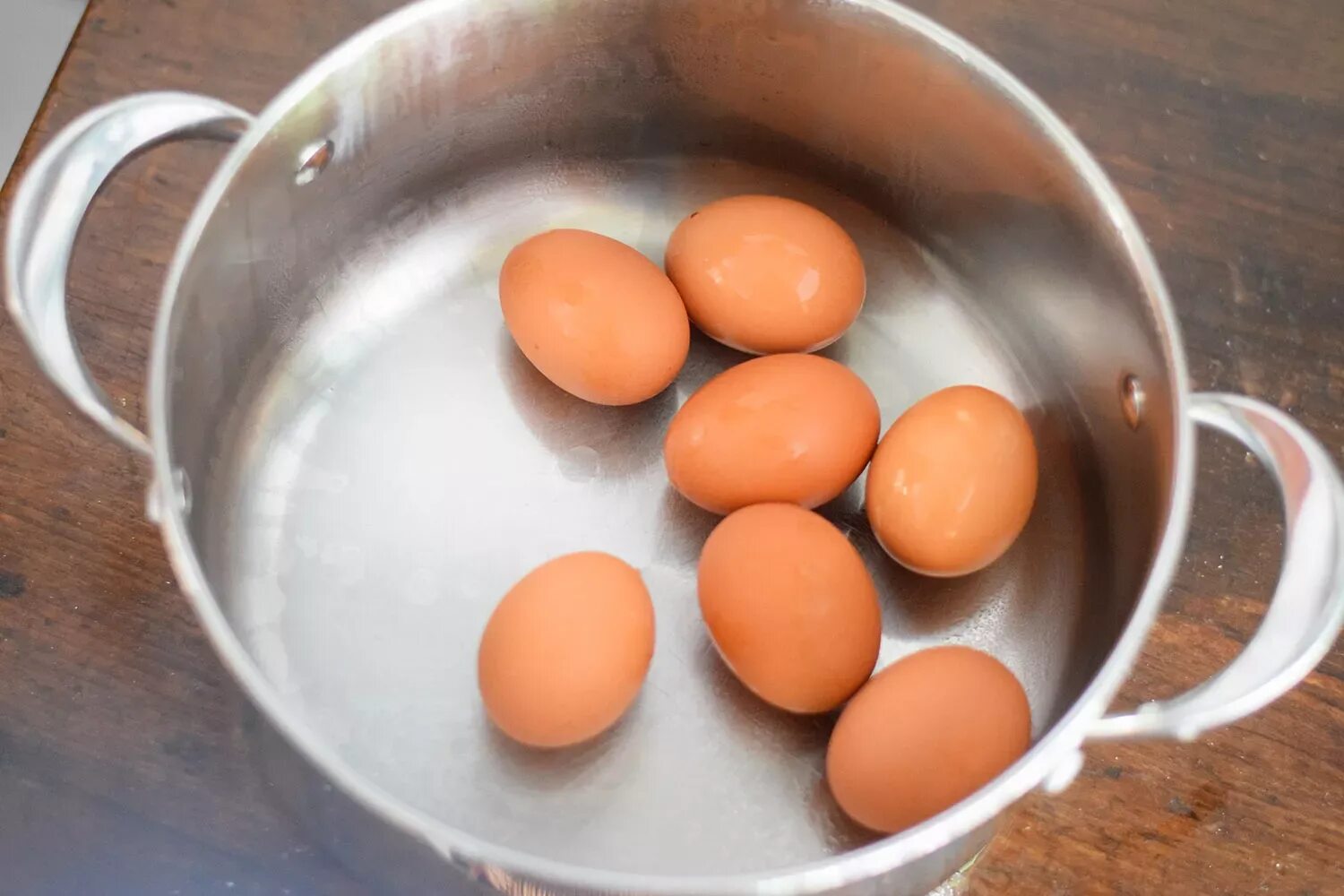 Сварятся ли яйца. Приготовление яйца вкрутую. Яйца в кастрюле арт. Яичница вкрутую. Свернутое яйцо.