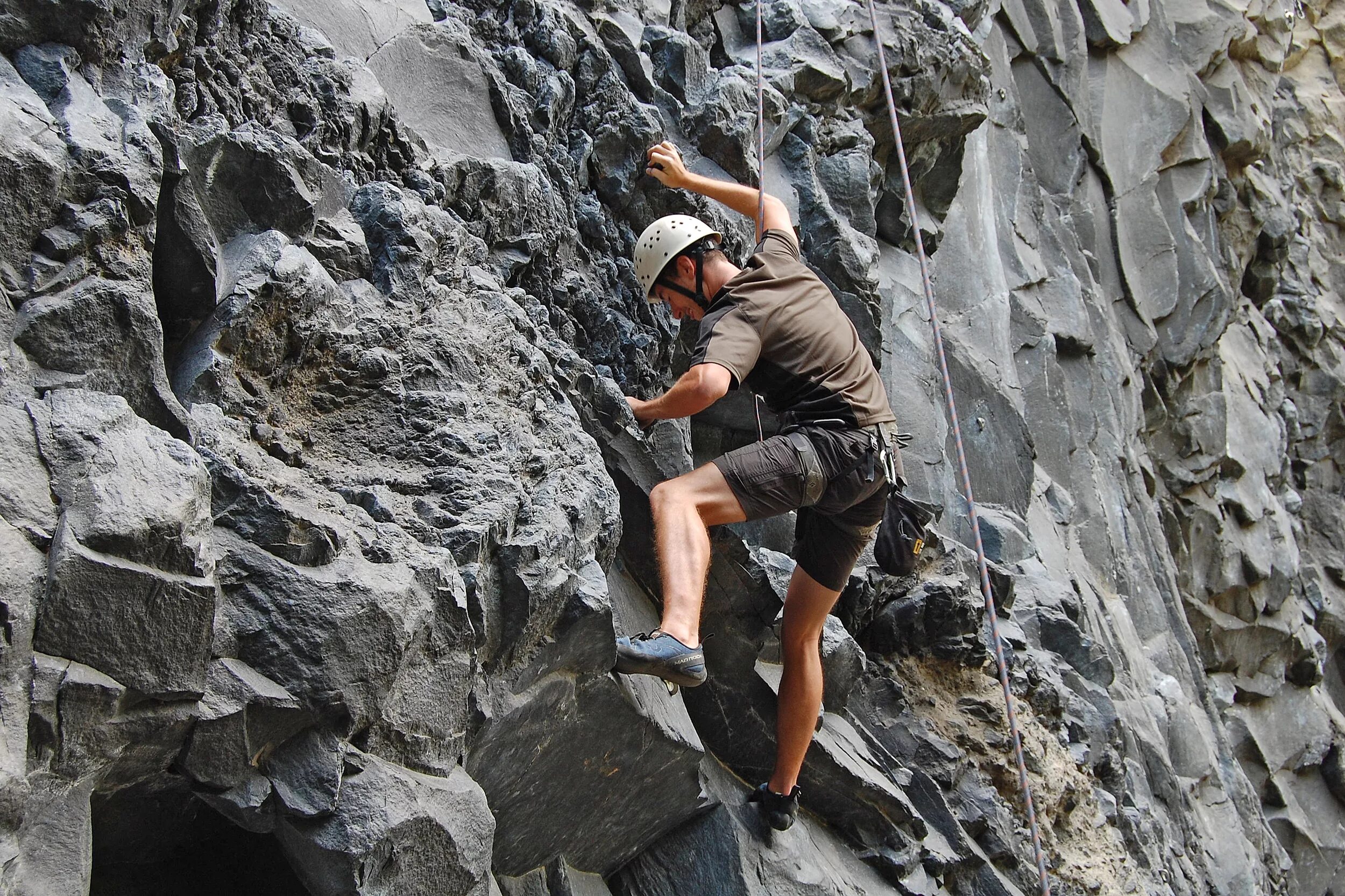 Climb up high. Рок Клайминг. Лазить по горам. Гора и скалолаз. Скалодром гора.