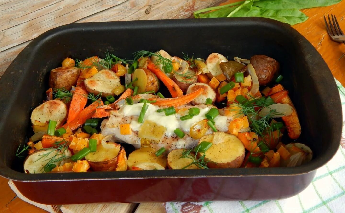 Запекаем овощи в духовке со сметаной. Курица с овощами. запеченная грудка с овощами. грудка с овощами в духовке. курица тушеная с овощами в духовке.