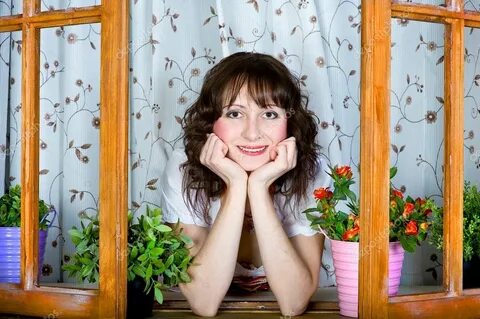 Анюта осторожно выглянула из комнаты в коридоре
