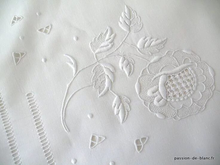 Вышивка белым шелком. Мстера вышивка белая гладь. Мстерская белая гладь технология вышивки. Белая гладь с настилом. Белая гладь вышивка.