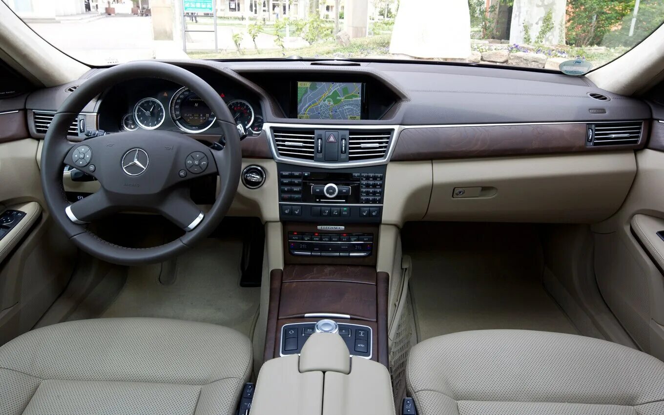 Е класс 2012 года. Mercedes Benz e class w212 2011. Mercedes Benz e200 w212. Mercedes e class 2011. Mercedes-Benz e350 w212 2011.