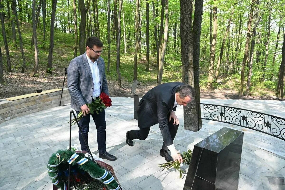 Фамилии погибших летчиков в иваново. Белгород возложение цветов. Памятник неизвестному летчику в Белгороде. Цветы рядом с могилой.