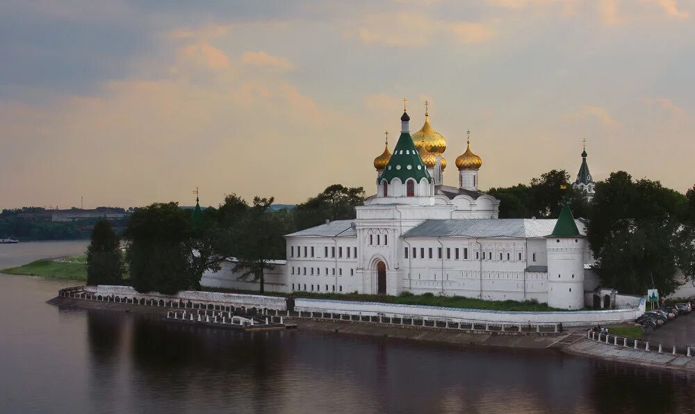 Свято троицкий ипатьевский. Свято-Троицкий Ипатьевский монастырь в Костроме. Ипатьевский монастырь Кострома. Кострома Ипатьевский монастырь в Костроме. Ипатьевский монастырь Кострома Романовы.