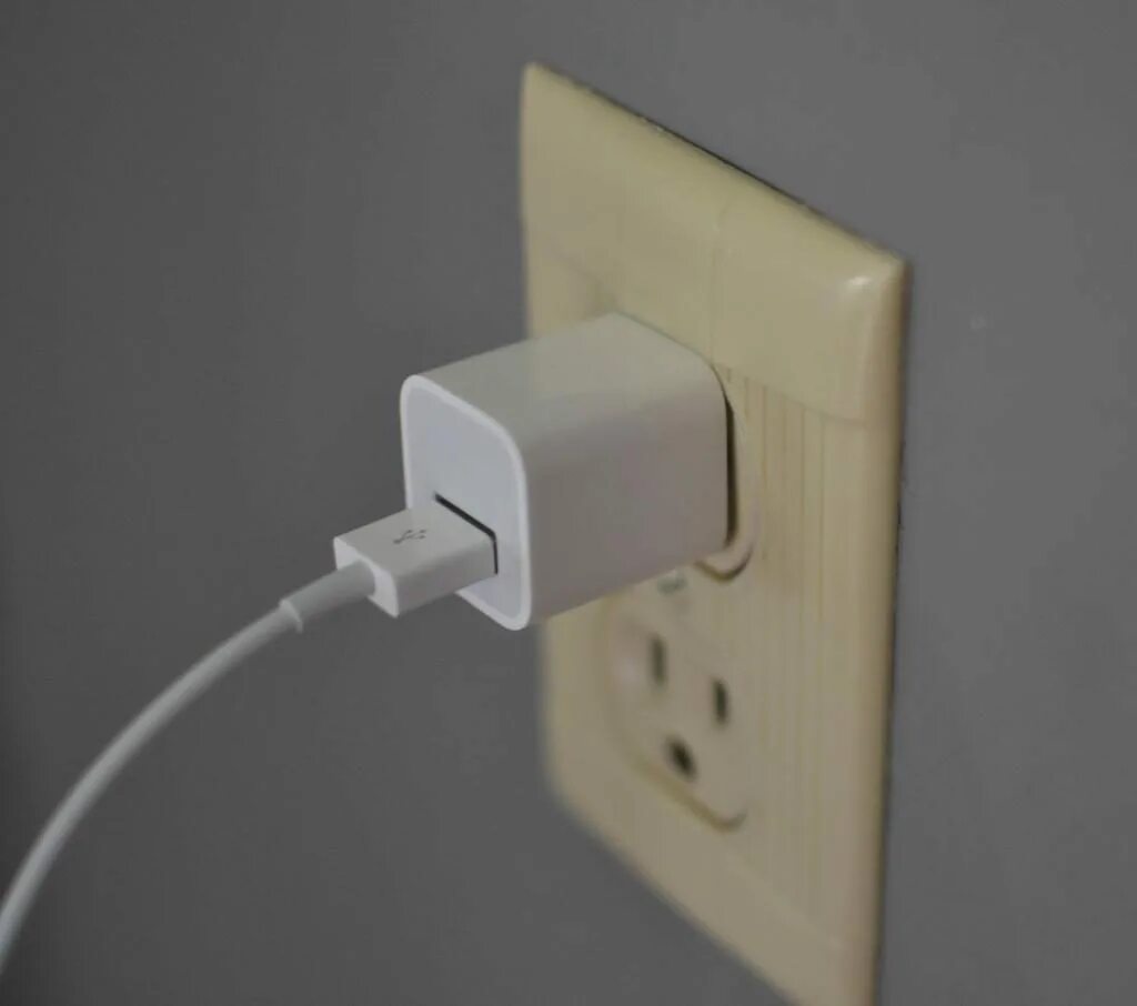 Можно оставлять зарядку в розетке без телефона. Зарядник в розетке. usb адаптер в розетку. розетка для зарядки телефона.