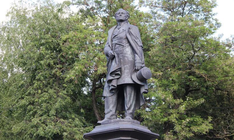 Москва тютчева. Памятник Тютчеву в Брянске. Памятник Федору Ивановичу Тютчеву. Памятник Фёдору Тютчеву. Памятники Федору Тютчеву.