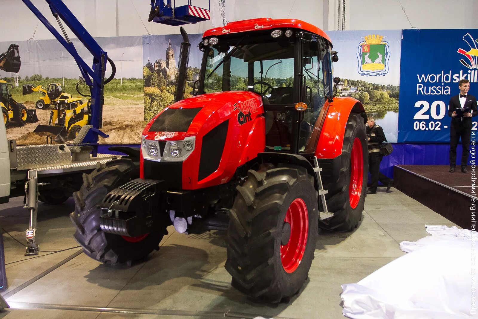 трактор эконива. владимирский моторо тракторный завод вмтз г владимир. мтз 80 в поле. сельское хозяйство владимирской области. эконива техника.