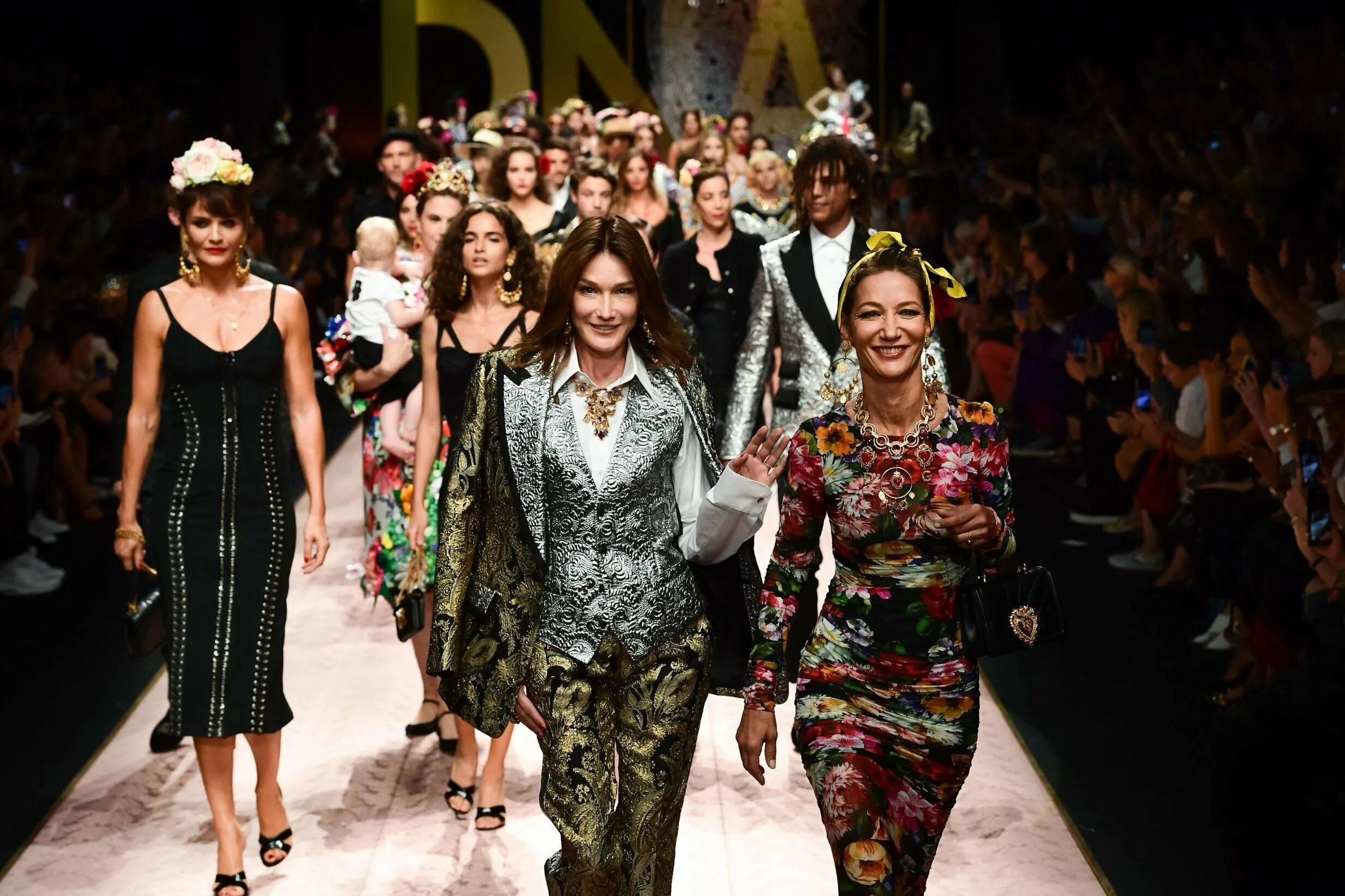 Джанни версаче. Джанни версаче коллекция 2018. Модный дом джанни версаче. Карл лагерфельд 2002. Джанни версаче коллекции.