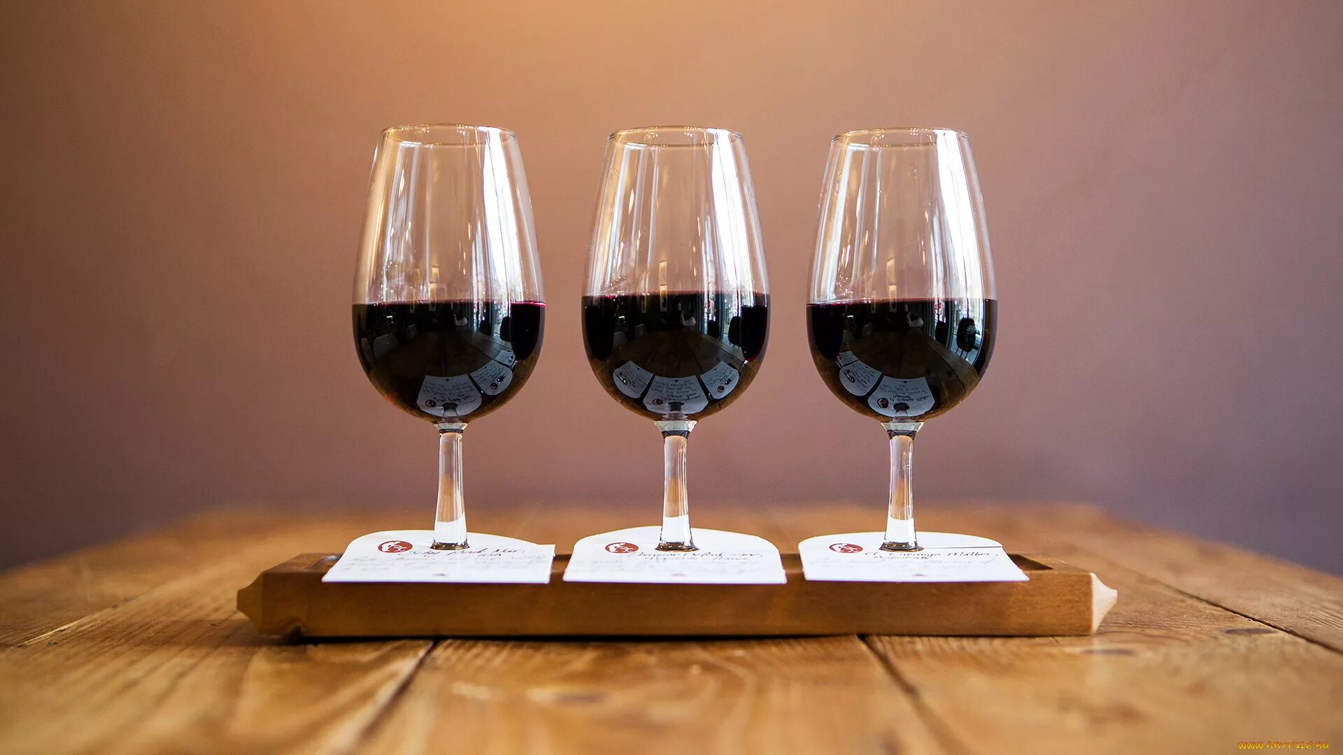 Три бокала вина. Бокал вина. Бокалы под вино. Чокаются бокалами. Три бокала.