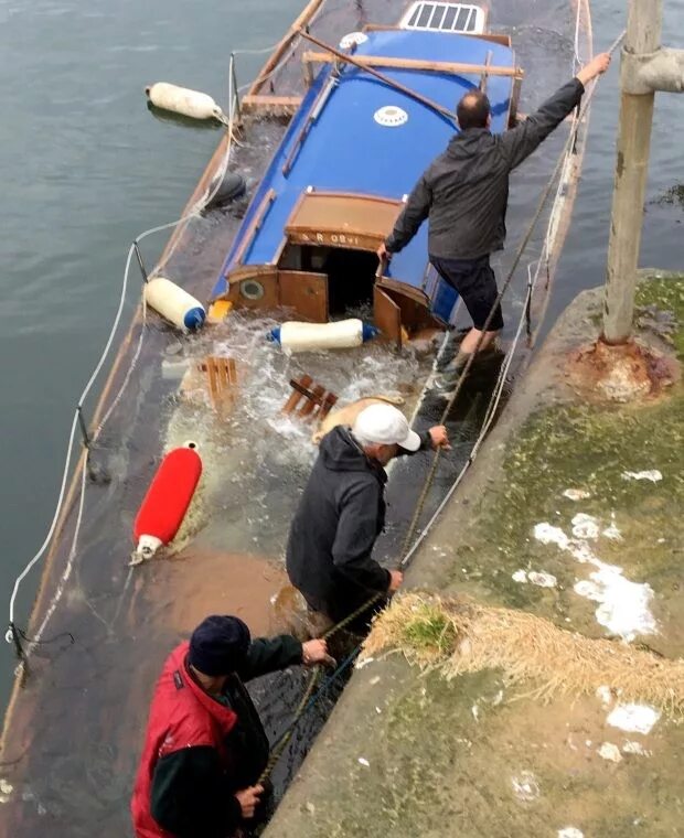 Тележка для вытаскивания лодки на берег. Вытащить лодку на берег. Вытаскивают лодку. Тонущая лодка с людьми. Вытаскивают лодку.