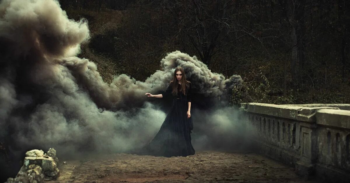 Оделась туманом. Фотосессия с дымом. Ведьма в дыму. Фотосессия ведьма с дымом. Ведьма в тумане.