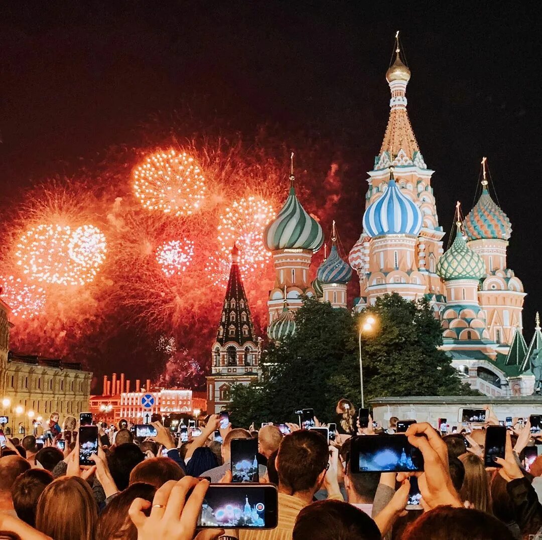 Как прошли праздники в москве. Салют "красная площадь". Праздничная Москва. Салют в Москве. Салют на красной площади на новый год.