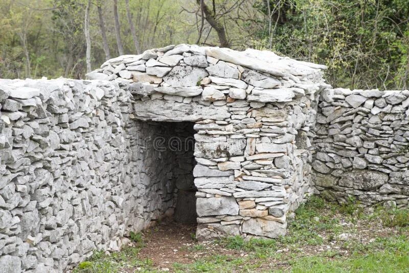 Stone shelter. Каменное укрытие. Укрытие с каменными стенами. Каменное убежище. Дом пастуха.