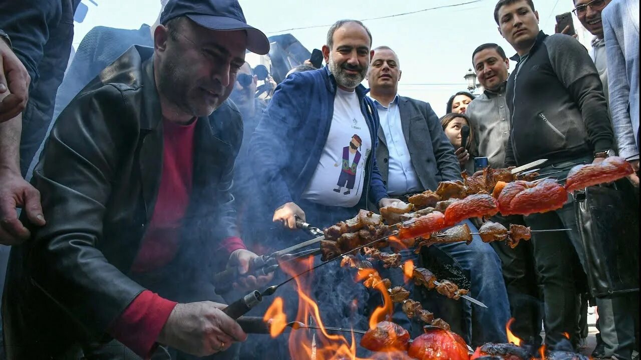 Армения 2019 год. Вид на арарат с каскада ереван. Мисс армения 2019 айкуи матевосян. Почта армении трек. Никол пашинян есть шашлык.