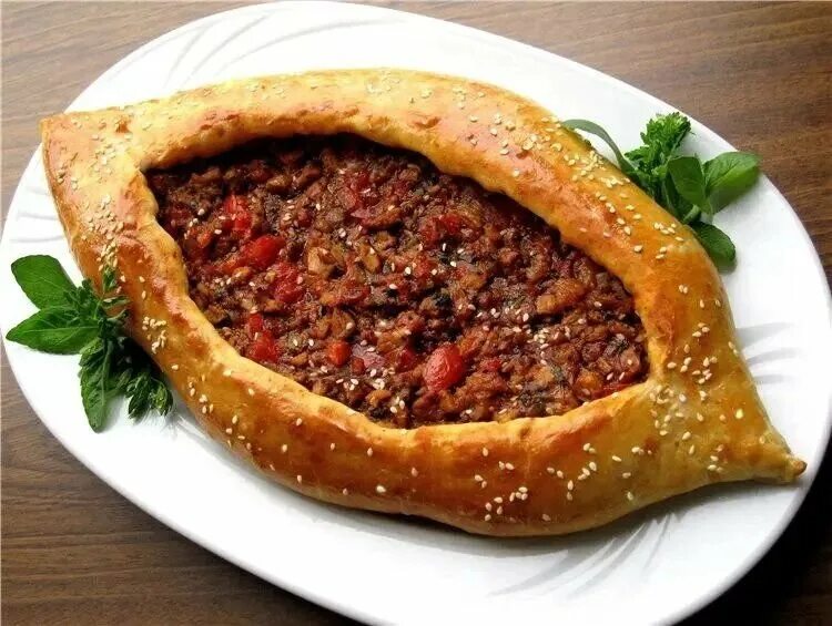 Пиде что это. Пиде турецкое блюдо. Турецкий пирог пиде. Кавурмалы пиде. Турецкая пиде с мясом.