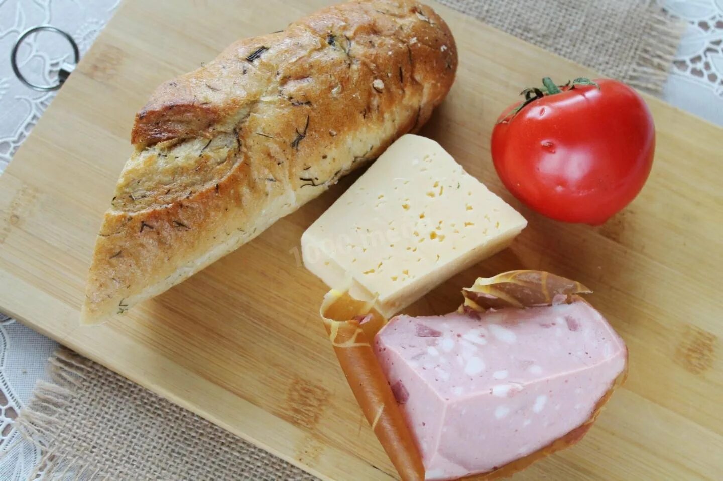 Хлеб колбаса сыр. Хлеб с колбасой. Бутерброд с колбасой и сыром. Багет с ветчиной и сыром в духовке.