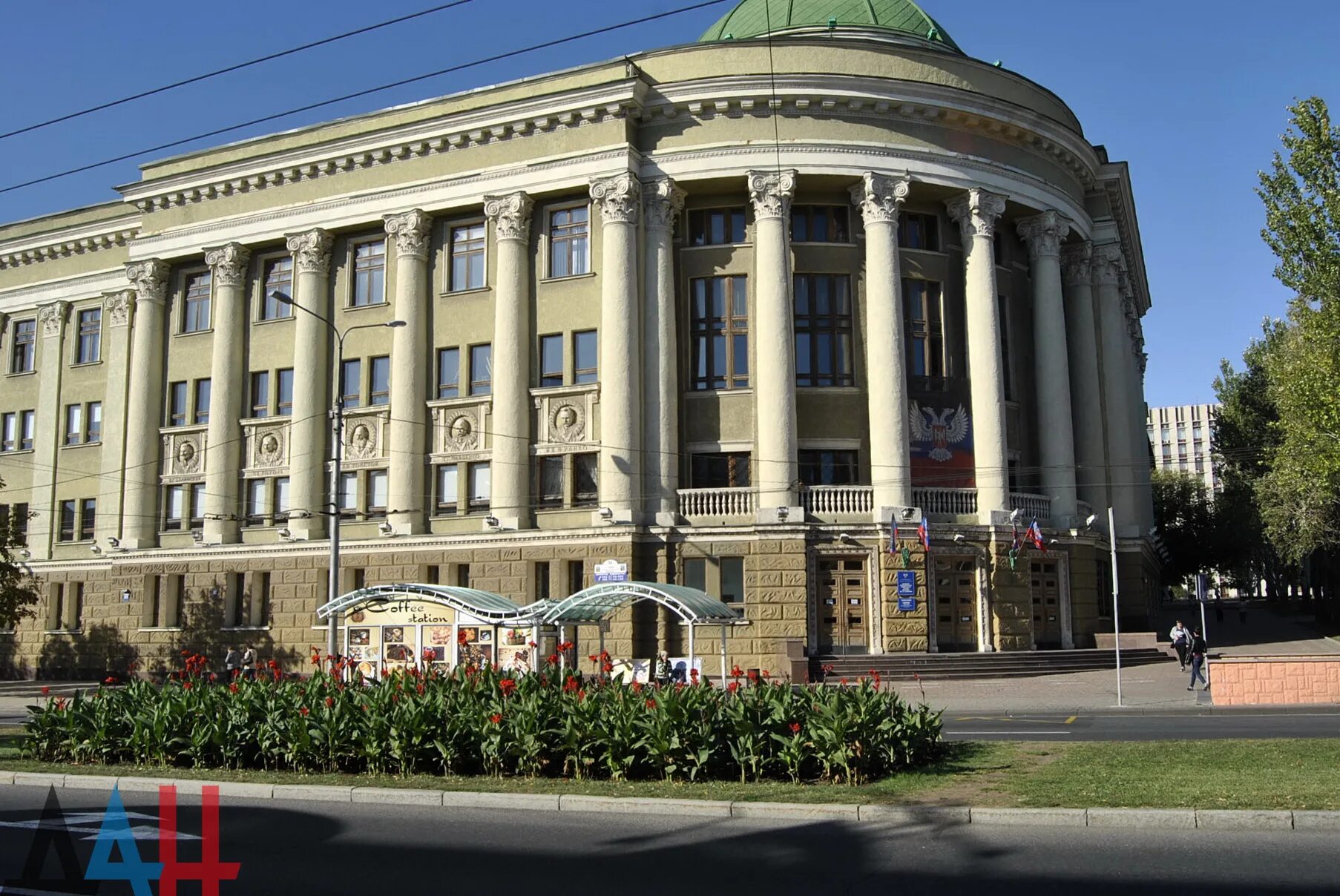 Библиотека имени Крупской Донецк. Донецкая Республиканская библиотека. Библиотека в Донецке ДНР имени Крупской. Фотографии библиотеки Крупской Донецка. Республиканская научная библиотека