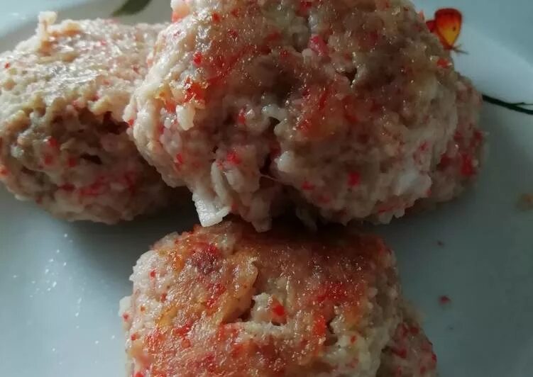 Крабовые котлеты пошагово. Биточки из куриного фарша. Котлеты из крабовых палочек. Котлеты из крабовых палочек. Котлетки из крабовых палочек.