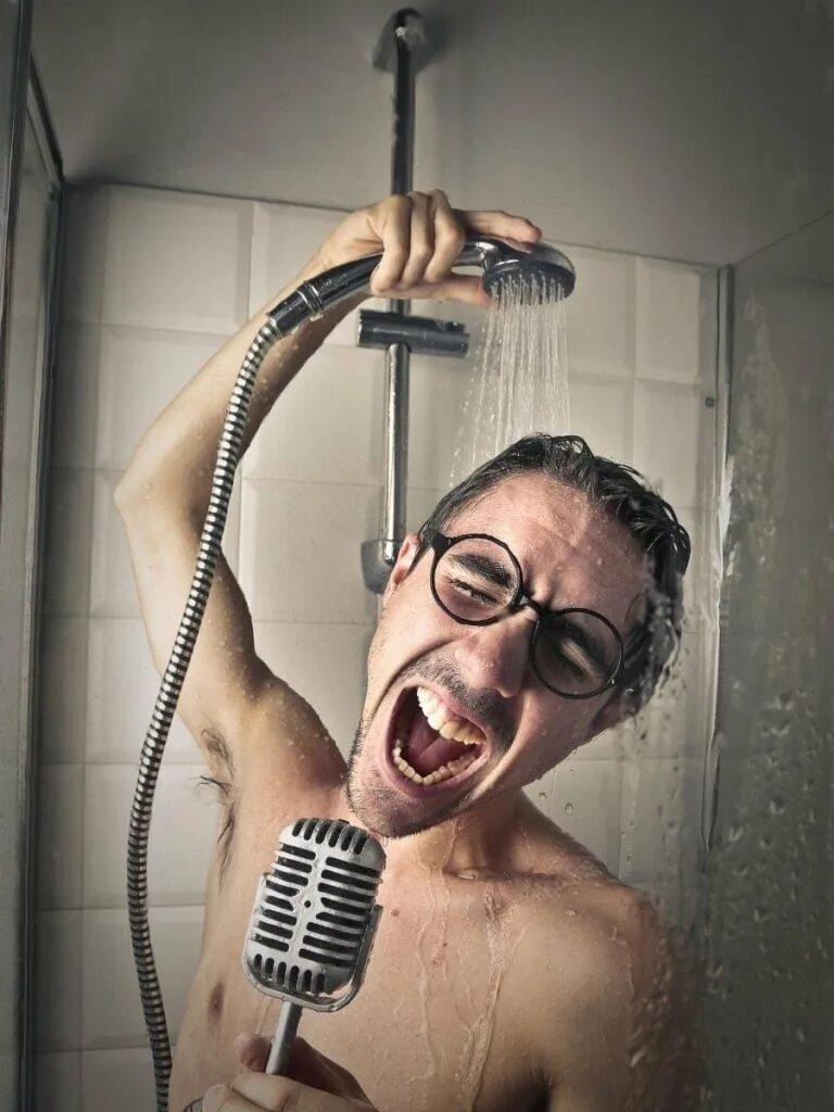 Человек поет в душе. Мужчина поет в душе. Петь в ванной. Смешной мужчина в душе. Shower песни