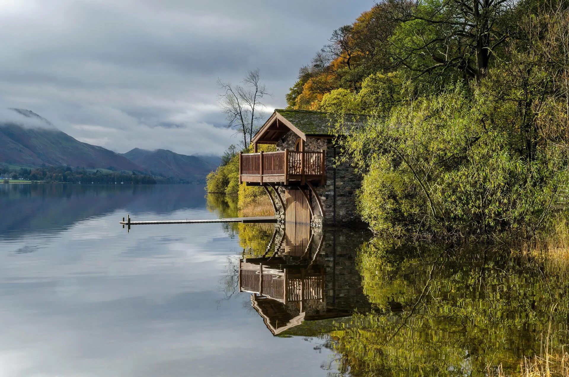 House near the lake. Домик у реки в Йёльстере. Норвегия. Норвегия одинокий дом на берегу озера. Дом на берегу фьорда в Норвегии. Хижина в горах у озера.