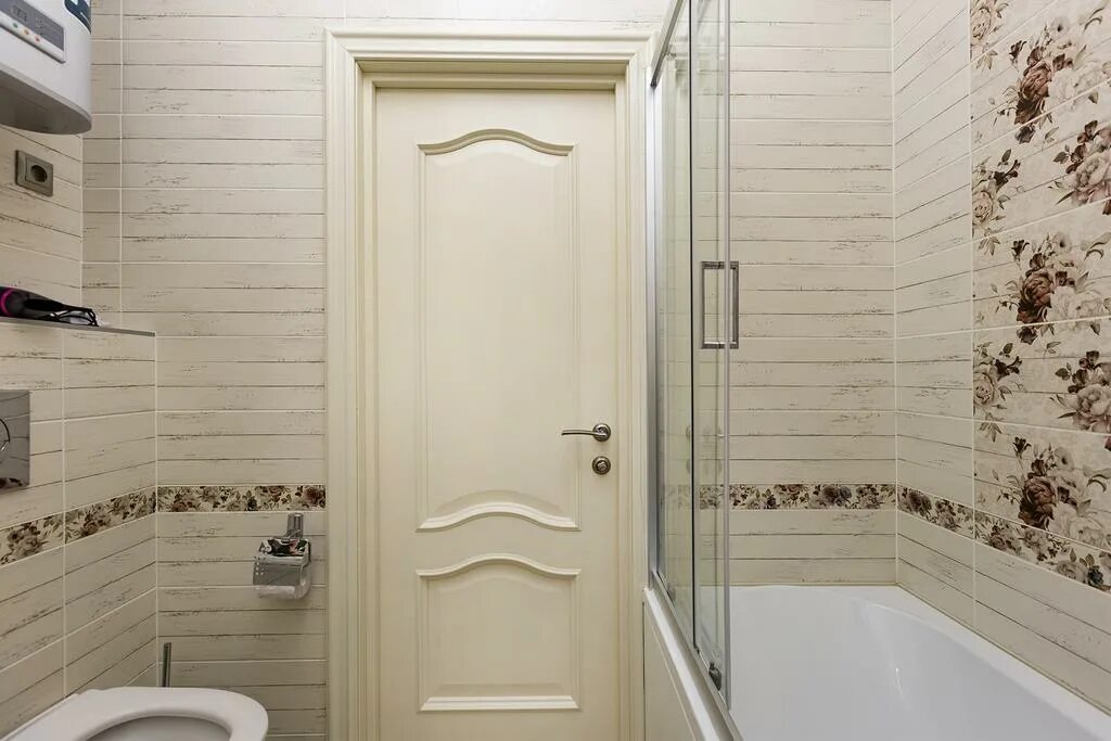 Двери в ванную и туалет спб. Дверь в ванную. Двери в классическом санузле. Классическая дверь на ванную. Двери в ванную рельефные.