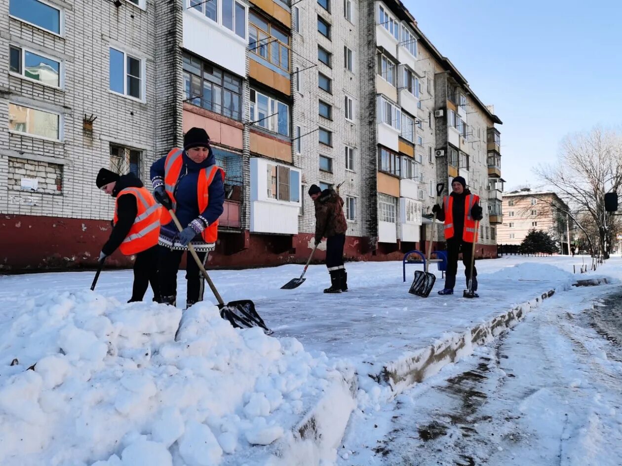 Работа в городе биробиджане. Уборка двора. Чистый от снега город. Чистый город Биробиджан. Уборка снега Облучье.