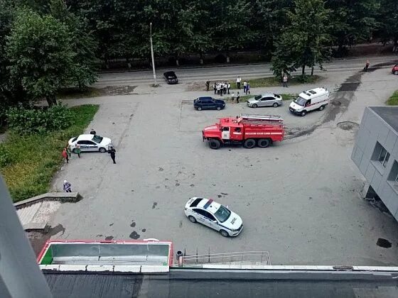 Скорая помощь. Приезжай полиция скорей. Полиция зима ночь. Машина полиции и скорой. Полиция и скорая на месте происшествия.